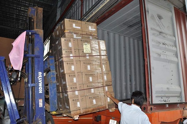 Xe container tải trọng lớn đang nhận hàng công nghiệp trực tiếp tại cửa kho nhà máy miền Nam để chuẩn bị vận chuyển đường dài ra các tỉnh thành phía Bắc giao cho đối tác Xe-container-cho-hang-cong-nghiep-xuat-phat-tu-nha-may-mien-Nam