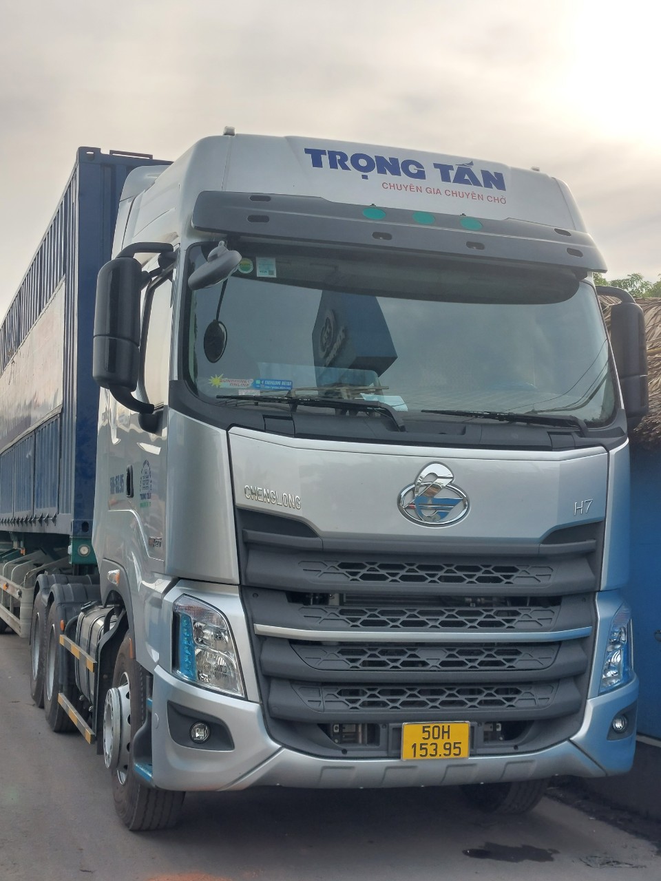 Cho thuê xe đầu kéo chở hàng đi Cần Thơ giá rẻ, vận chuyển an toàn và nhanh chóng.Tài xế giàu kinh nghiệm , xe đời mới Xe-dau-keo-Container