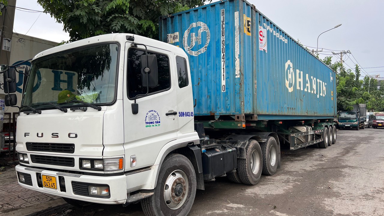 Vận chuyển hàng bằng xe container