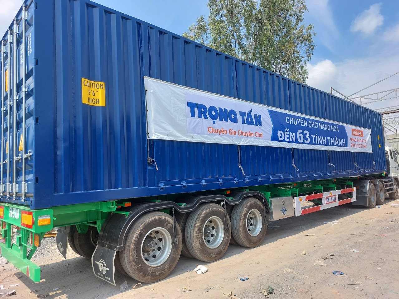 Xe đầu kéo container 40 feet chuyên vận chuyển hàng hóa siêu trường siêu trọng, dịch vụ cho thuê xe container 40 feet uy tín, giá cạnh tranh, giao hàng đúng hẹn toàn quốc. Xe-dau-keo-Container-40-feet-cho-hang-uy-tin-gia-re-toan-quoc