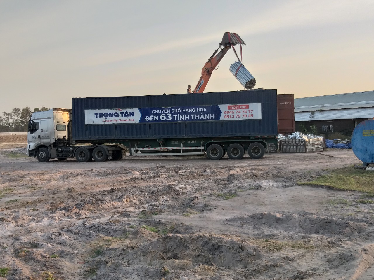 Dịch vụ cho thuê xe đầu kéo container vận chuyển thiết bị máy móc vào Formosa Hà Tĩnh chuyên nghiệp, hỗ trợ đăng ký thẻ vào cổng nhanh chóng và đảm bảo an toàn tuyệt đối. Cho-thue-xe-dau-keo-container-cho-hang-thiet-bi-may-moc-vao-Formosa-Ha-Tinh