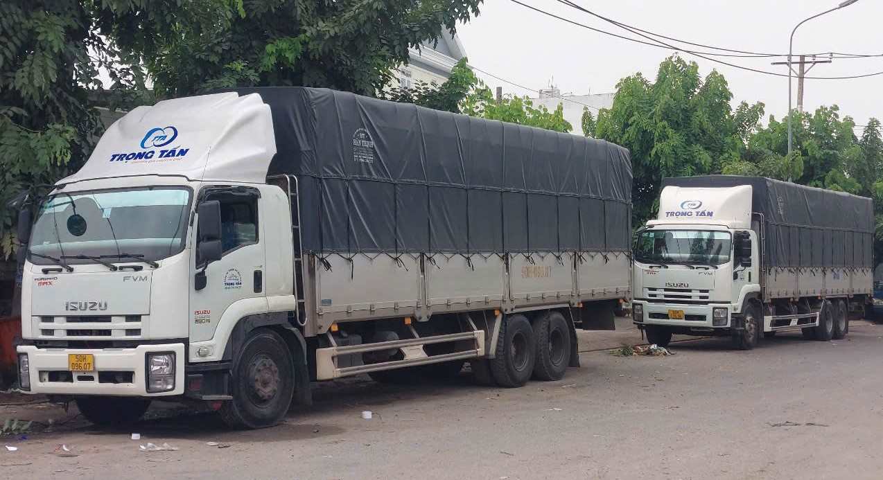 thùng xe tải 15 tấn thiết kế mở bạt linh hoạt hai bên hông và phía trên giúp xe nâng và xe cẩu bốc dỡ hàng nặng hàng pallet nhanh chóng an toàn cho-thue-xe-15-tan-cho-hang-nguyen-chuyen