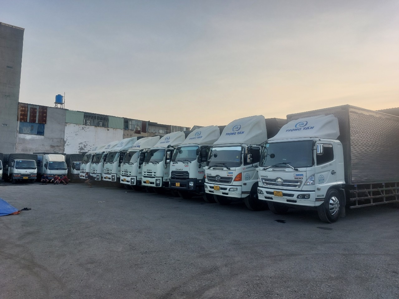 Đội xe 15 tấn đa dạng gồm thùng bạt và thùng kín chuyên vận chuyển hàng hóa vật tư xây dựng Bắc Nam an toàn giao hàng đúng hẹn tận nơi giá rẻ uy tín doi-xe-trong-tan