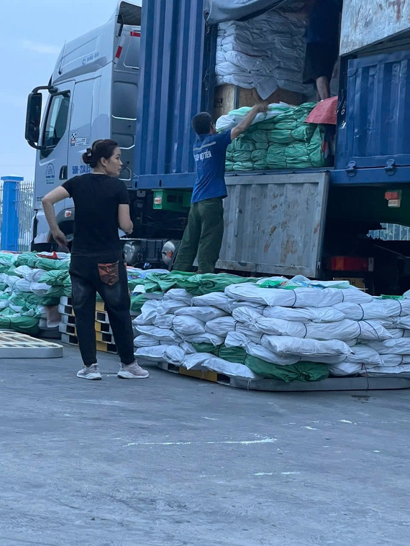 Bốc xếp container an toàn, nhanh gọn, không hư hại hàng hóa Bốc xếp hàng uy tín, xử lý cẩn thận, tiết kiệm thời gian chi phí