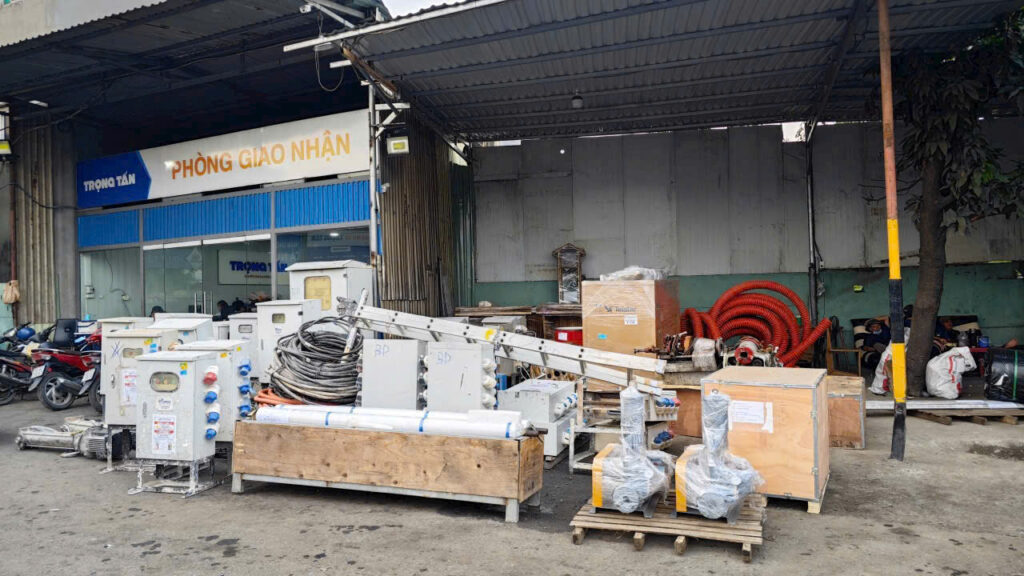 Hàng hóa gồm tủ điện, máy móc công nghiệp, phụ kiện cơ khí và thiết bị sản xuất được đóng kiện gỗ cẩn thận trước khi vận chuyển đường dài. may-moc-cong-nghiep-va-thiet-bi-dien-cho-van-chuyen-an-toan