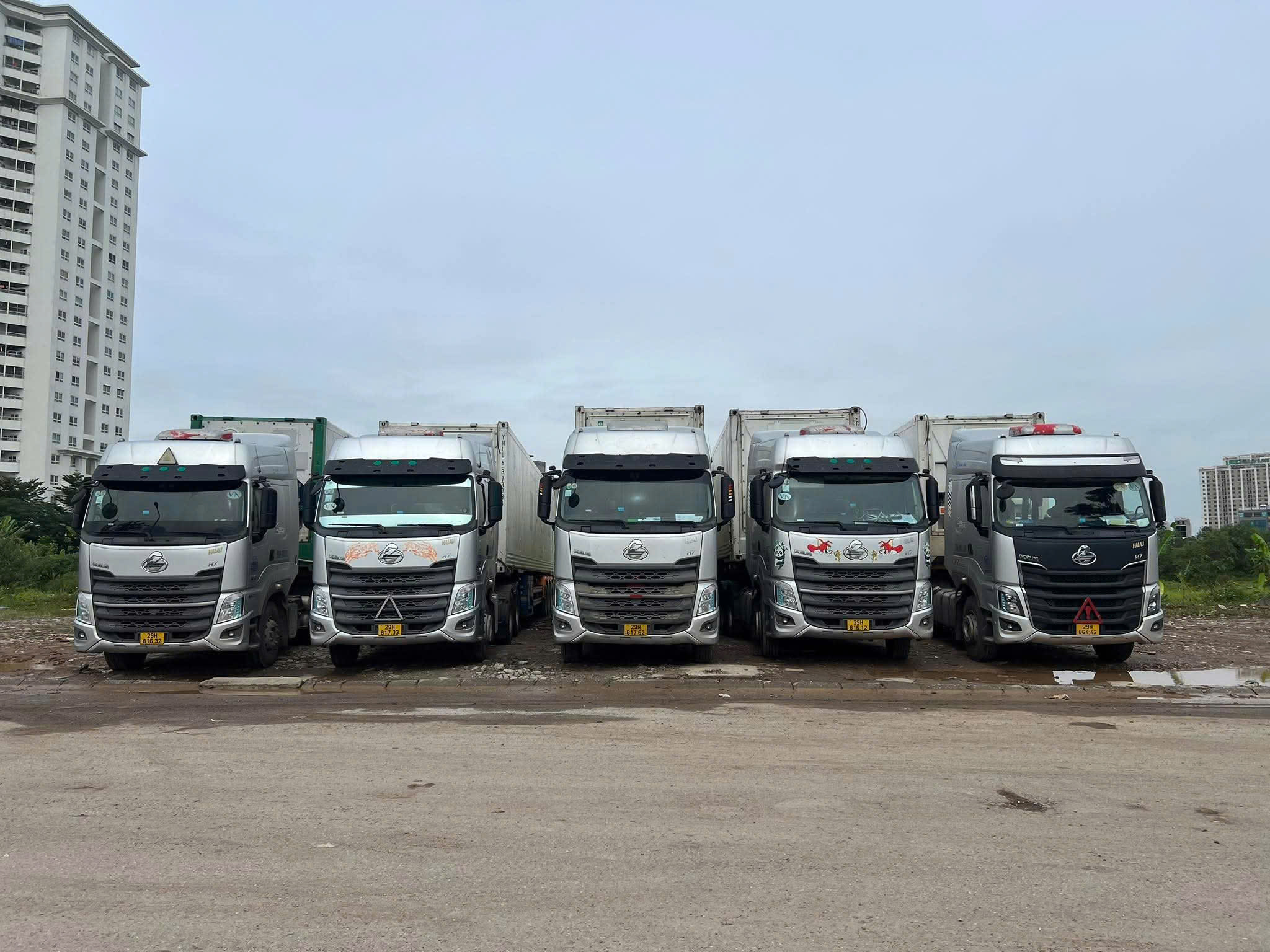 Dàn xe mạnh mẽ chuyên vận chuyển đường dài Bắc Nam an toàn tốt. Dàn xe quy mô lớn đảm bảo luôn sẵn sàng phục vụ khách hàng.
