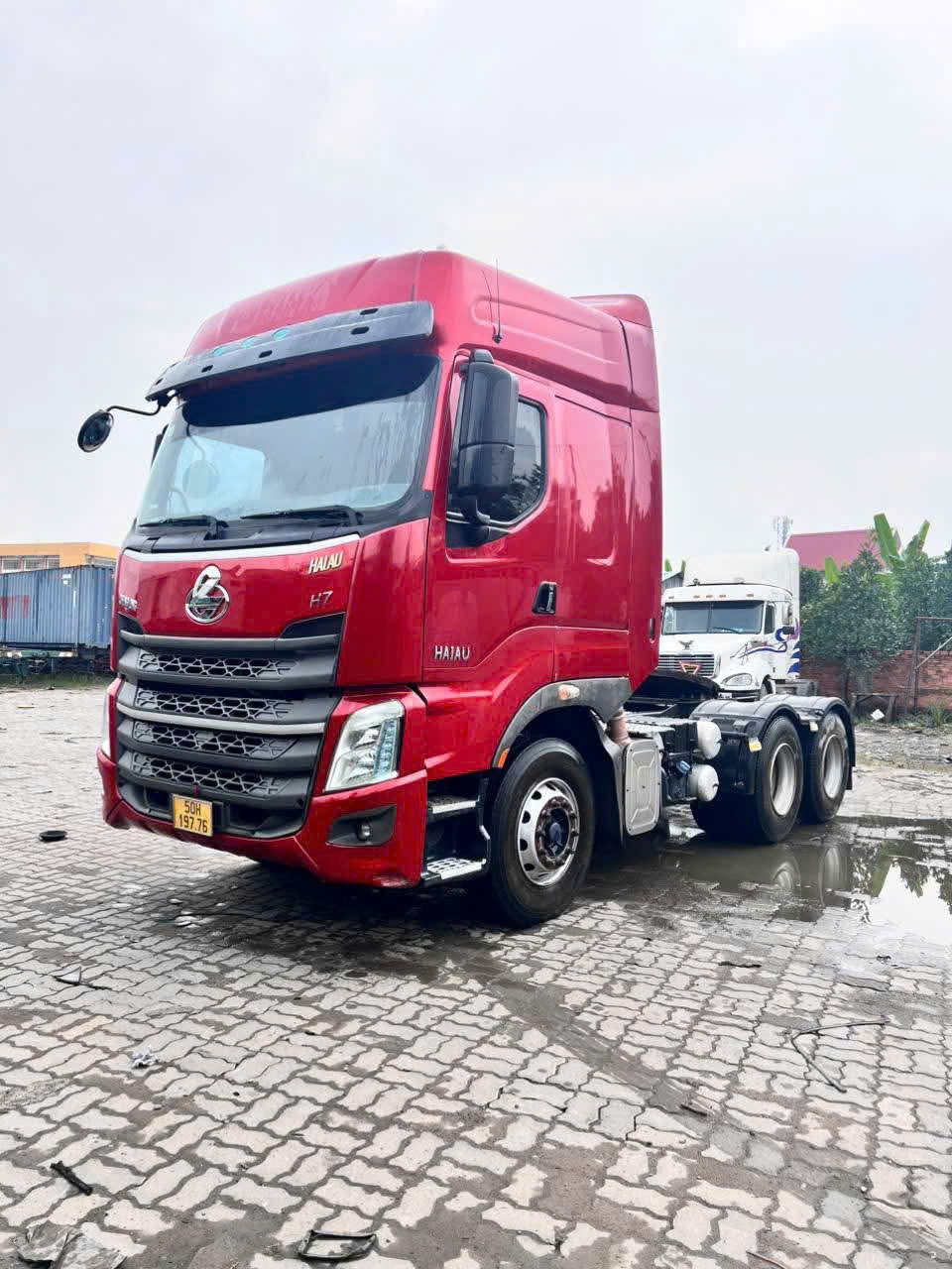 Xe đầu kéo container được bảo dưỡng đầy đủ, động cơ mạnh, phanh nhạy, lốp bám đường và hệ thống treo tốt giúp giảm rung lắc, bảo vệ hàng hóa trong suốt quá trình vận chuyển Dau-xe-dau-keo