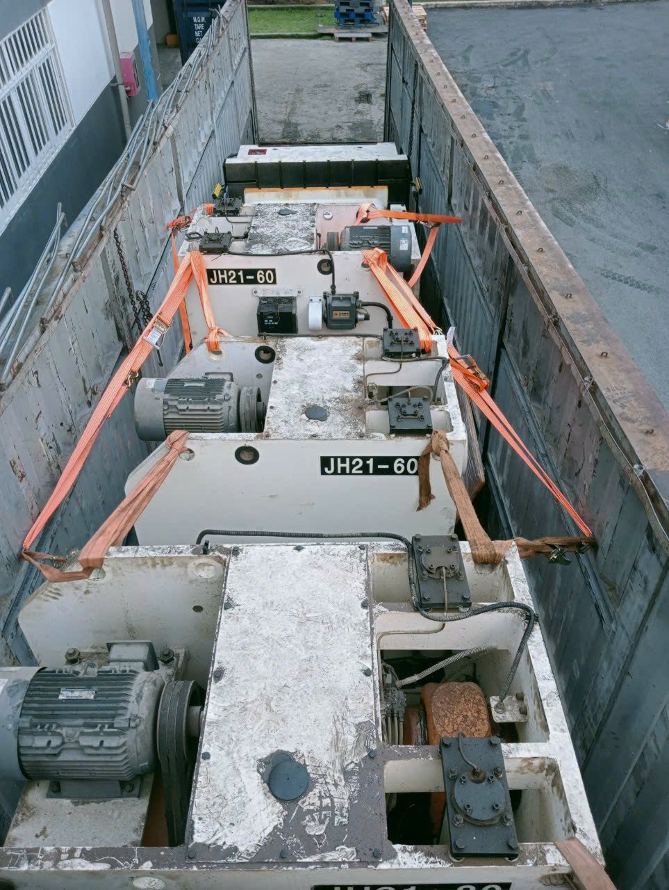 Xe đầu kéo chở hàng máy móc chuyên nghiệp, an toàn, tải lớn, giao đúng tiến độ. Hang-may-moc