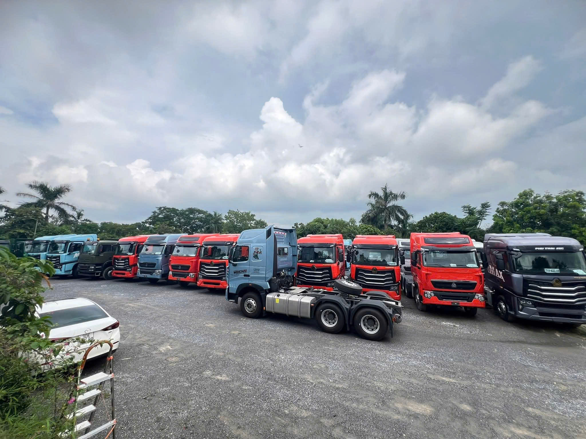 Xe đầu kéo container 40 feet vận chuyển hàng hóa liên tỉnh Đội xe đầu kéo container chở hàng đường dài an toàn