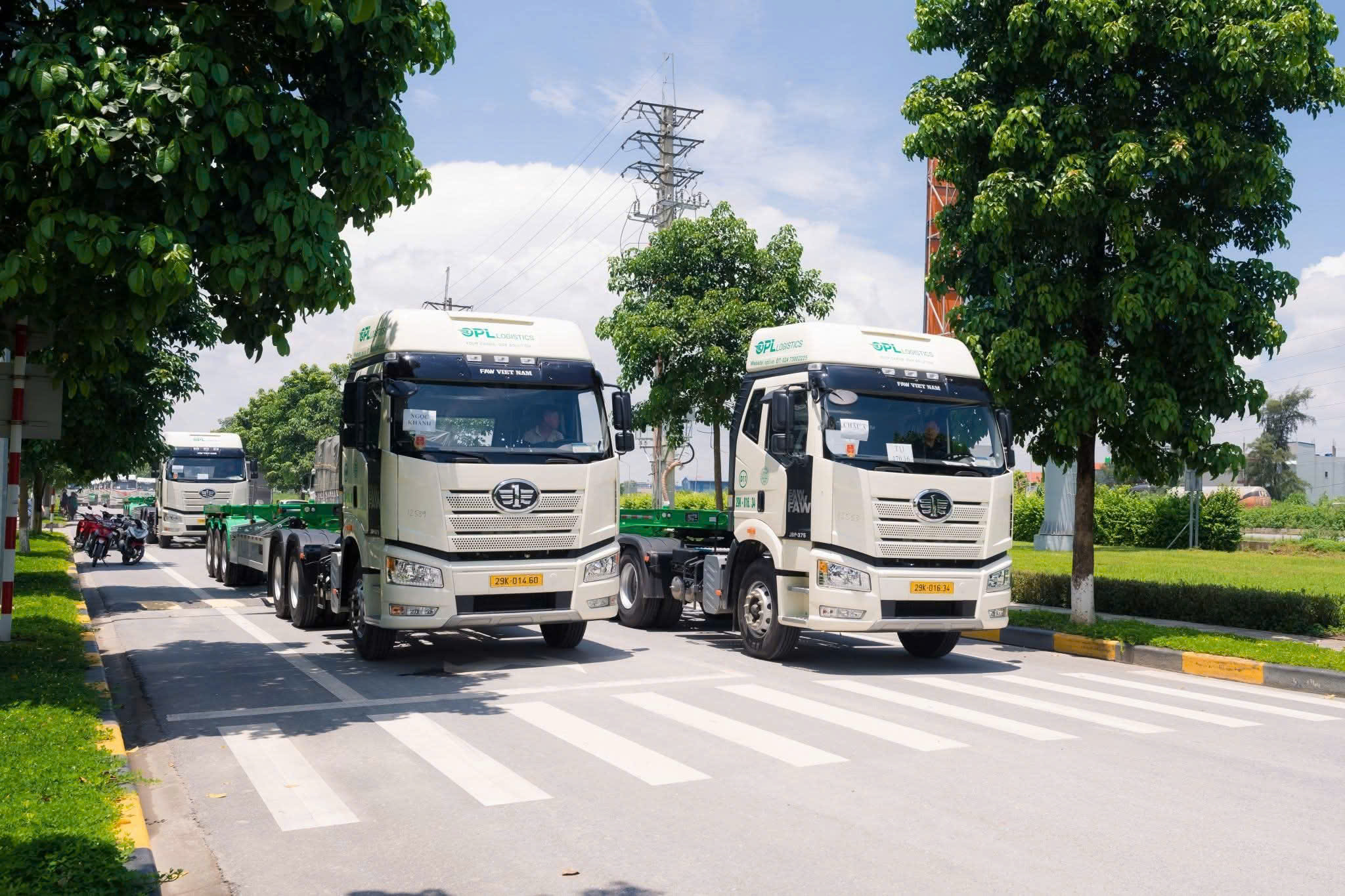 Đội xe đầu kéo container đời mới, vận hành ổn định, phục vụ đường dài. Doi-xe-dau-keo