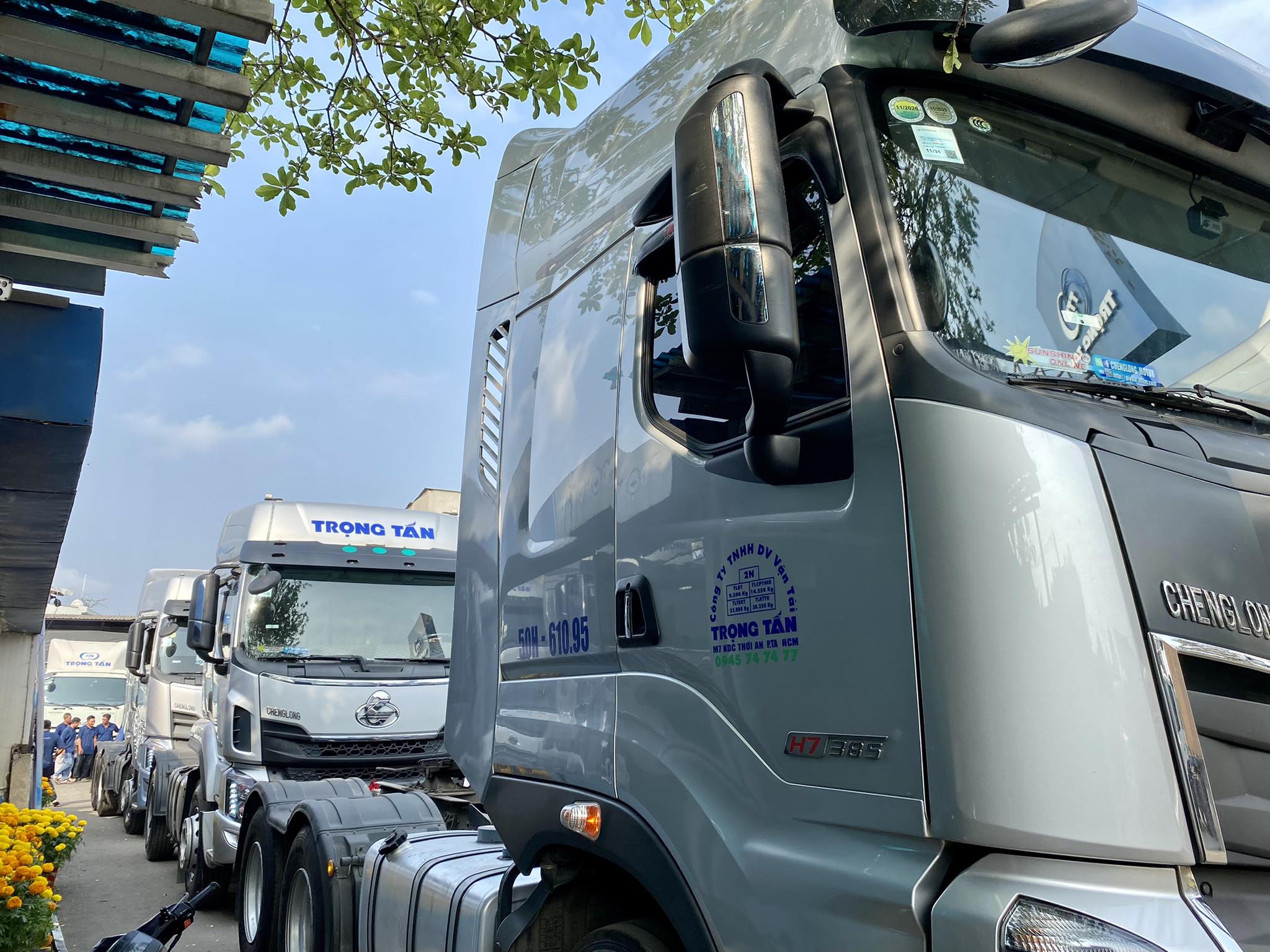 Cho thuê xe đầu kéo Container chở hàng đi Bình Dương giá rẻ, vận chuyển an toàn và tận tâm.Đội xe đời mới, lái xe giàu kinh nghiệm Xe-dau-keo-Container