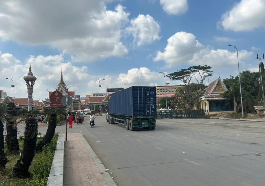 Xe đầu kéo container chở hàng xuất khẩu từ khu công nghiệp Nam Định giao tận cửa khẩu Mộc Bài Tây Ninh sang thị trường Campuchia Đông Dương, chứng từ hải quan đầy đủ Xe-dau-keo-van-chuyen-hang-xuat-nhap-khau-nam-dinh-di-moc-bai