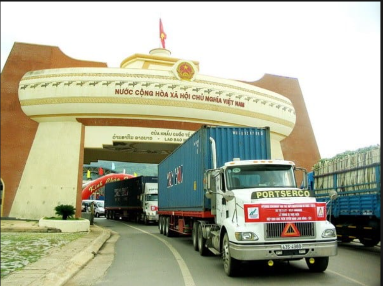 Xe đầu kéo container vận chuyển hàng hóa xuất nhập khẩu qua cửa khẩu quốc tế Lao Bảo Quảng Trị kết nối hành lang kinh tế Đông Tây Việt Nam Lào Thái Lan Van-chuyen-hang-di-cua-khau