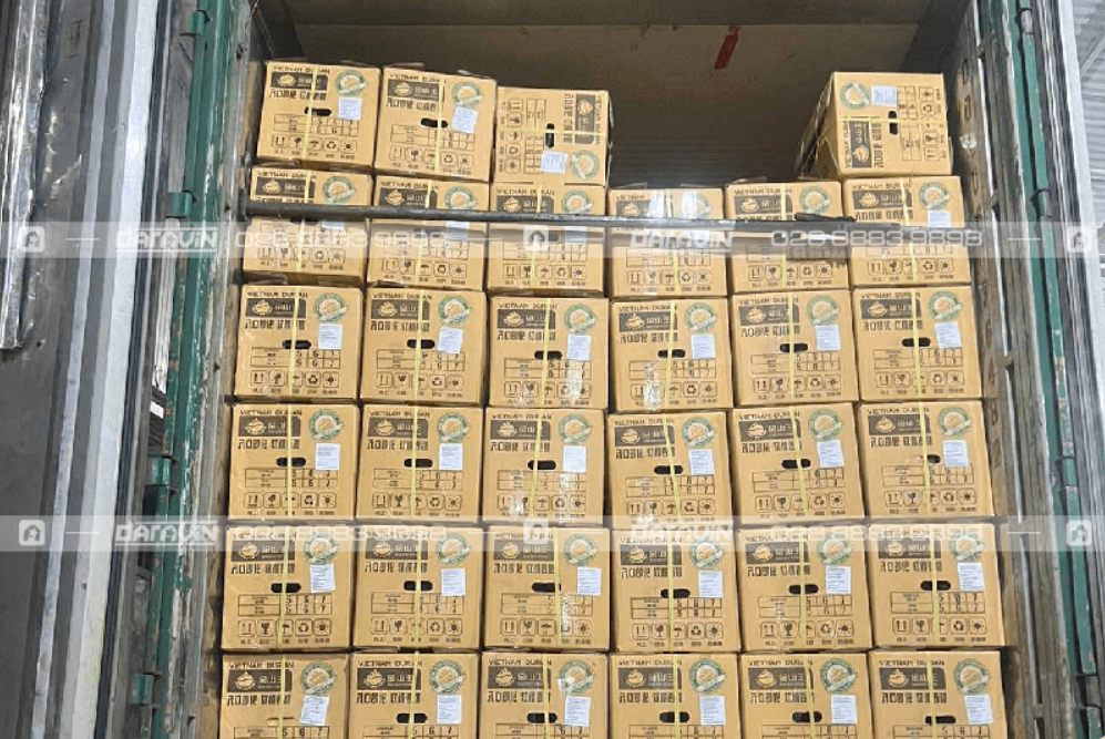 Hàng hóa được chèn buộc chắc chắn kỹ lưỡng trong container trước khi xuất phát, đảm bảo không xê dịch va đập trong suốt hành trình vận chuyển đường dài toàn quốc Hang-hoa-duoc-chen-buoc-dung-ky-thuat-dam-bao-an-toan