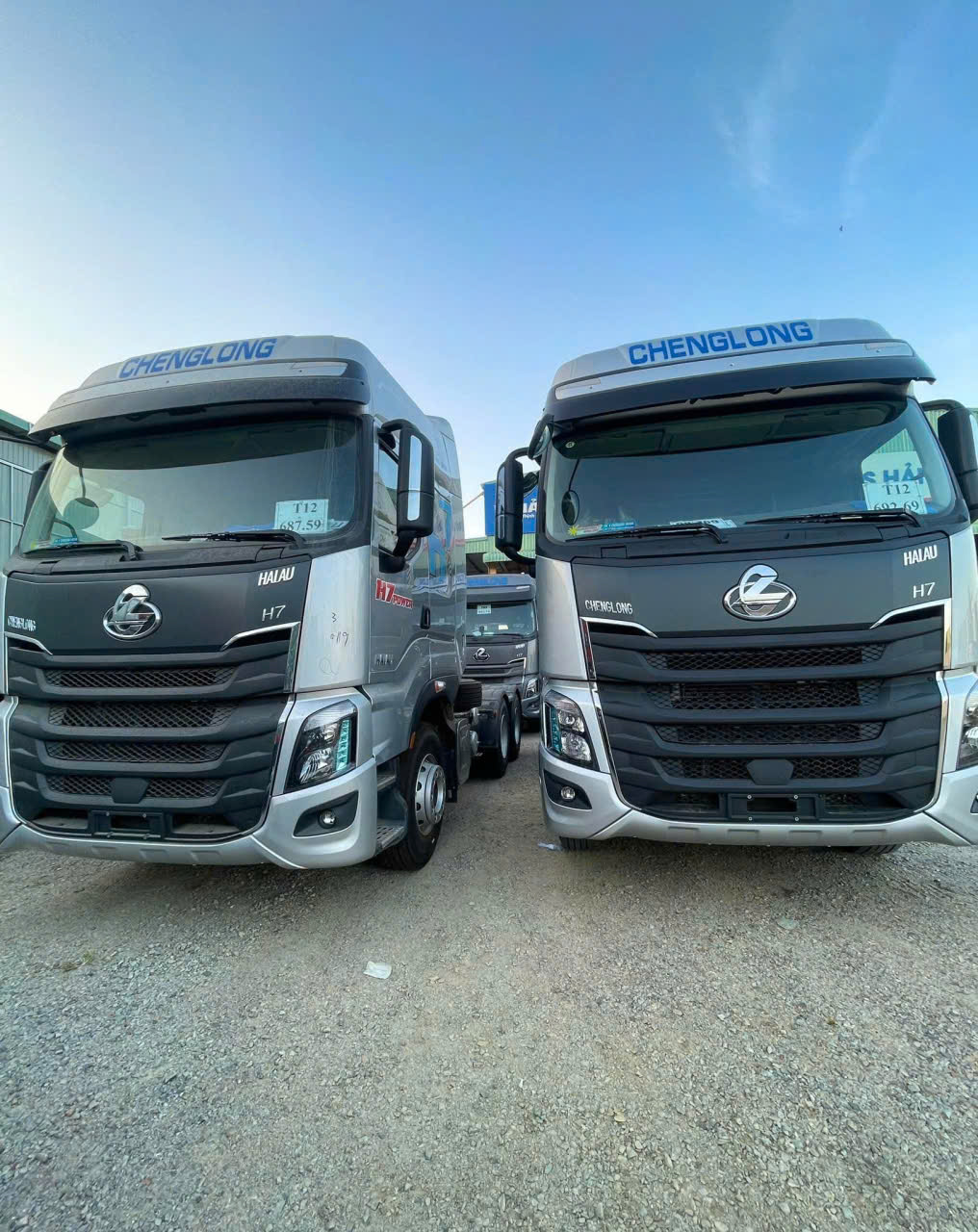 Cho thuê xe đầu kéo chở hàng đi Long An giá tốt ưu đãi , xe đời mới.Tài xế giàu kinh nghiệm, giao hàng đúng hẹn Xe-dau-keo-Container