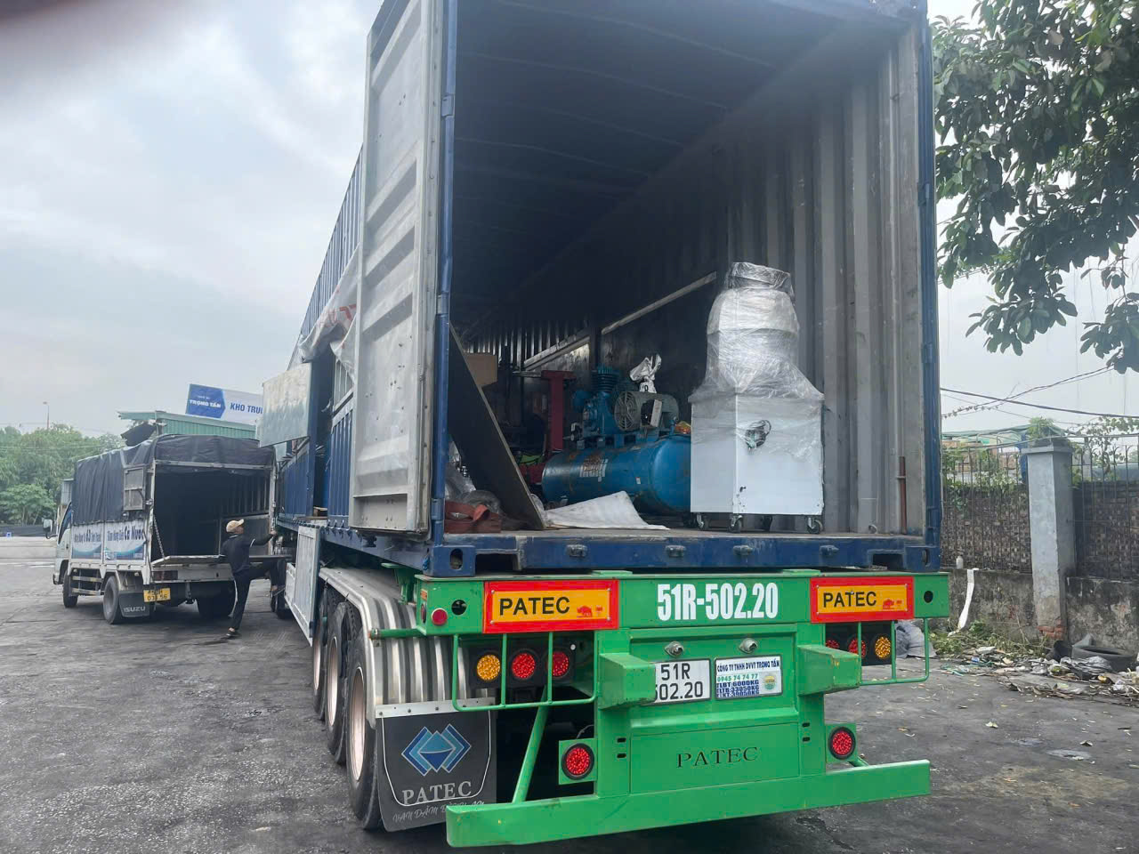 Chở hàng máy móc thiết bị sản xuất Bắc Giang - Long An uy tín, gia cố bằng dây đai chuyên dụng, container kín bảo vệ khỏi mưa nắng, bảo hiểm hàng hóa toàn diện. Hang-may-moc-thiet-bi