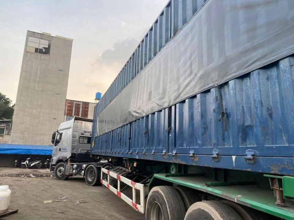 Xe container 40 feet dung tích 67m³, trọng tải 32 tấn, lựa chọn hàng đầu của doanh nghiệp. Xe container 40 feet trọng tải 32 tấn, phù hợp hàng công nghiệp, nông sản, may mặc.