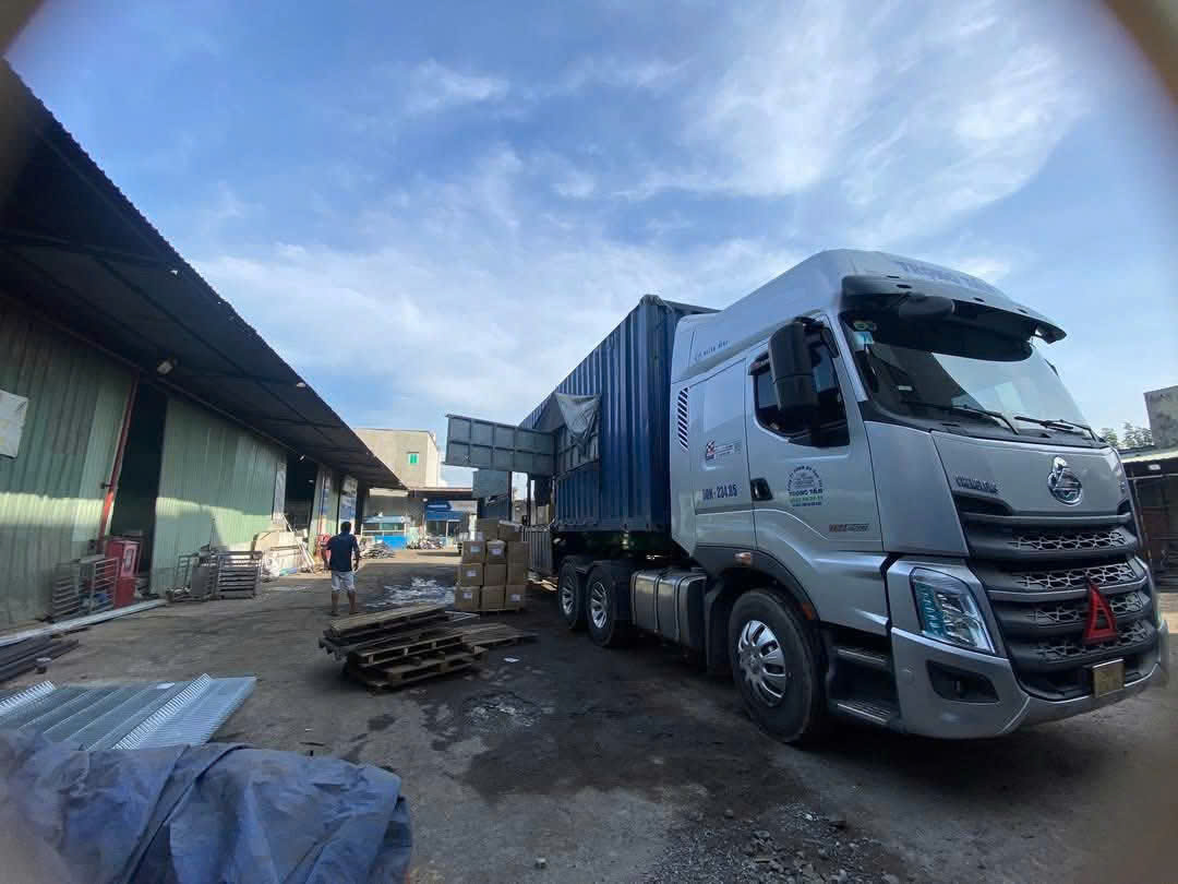 Cho thuê xe chở hàng đi Đak Lak giá rẻ, vận chuyển an toàn và nhanh chóng.Tài xế giàu kinh nghiệm , xe đời mới Xe-dau-keo-Container