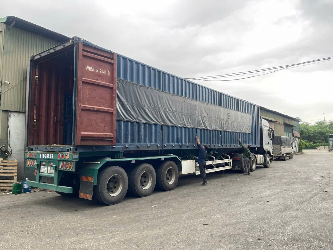 Xe đầu kéo container Bắc Giang Long An hiện đại, bảo dưỡng định kỳ, GPS giám sát 24/7, động cơ khỏe, vận hành ổn định, đảm bảo an toàn kỹ thuật tuyệt đối suốt hành trình. Xe đầu kéo container hiện đại, bảo dưỡng định kỳ, đảm bảo an toàn kỹ thuật tuyệt đối.