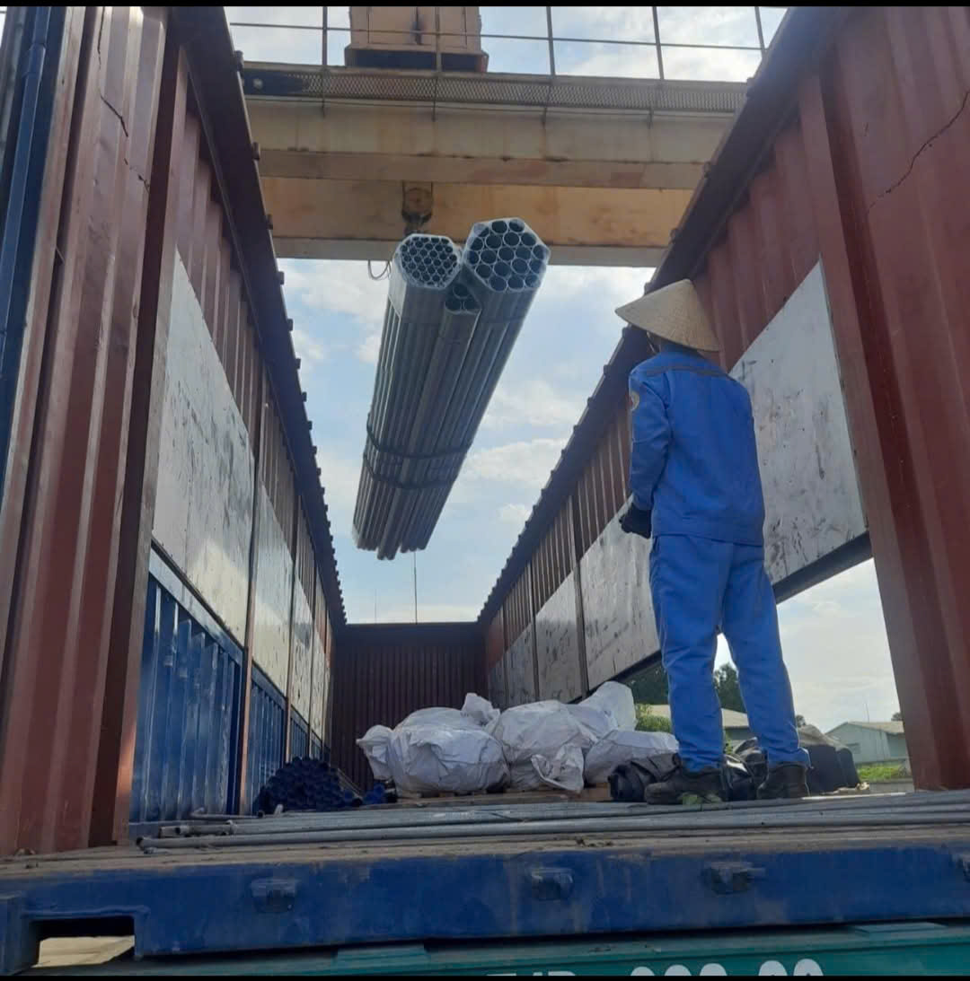 Chuyên cung cấp container mở nóc (Open Top) 20ft và 40ft chất lượng cao. Thiết kế hở mái với bạt che chuyên dụng, đây là giải pháp tối ưu cho hàng siêu trường siêu trọng, máy móc công nghiệp khó xếp vào cửa container truyền thống. Container-mo-noc