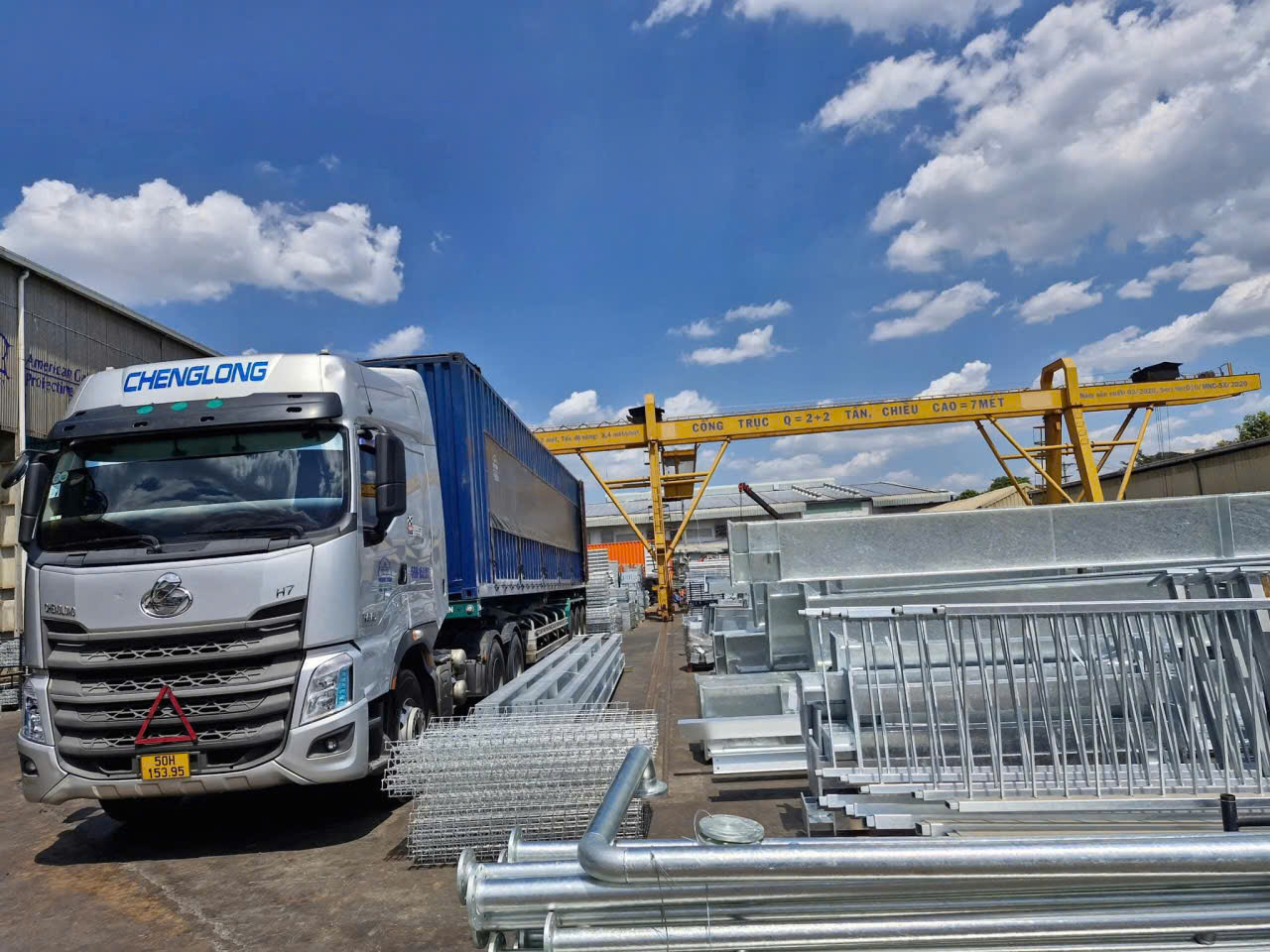 Chuyên chở máy móc, thiết bị và linh kiện công nghiệp nặng an toàn tuyệt đối. Đội ngũ giàu kinh nghiệm, kỹ thuật chằng buộc chuẩn, cam kết giao hàng đúng hẹn, giá cạnh tranh. Hang-cong-nghiep