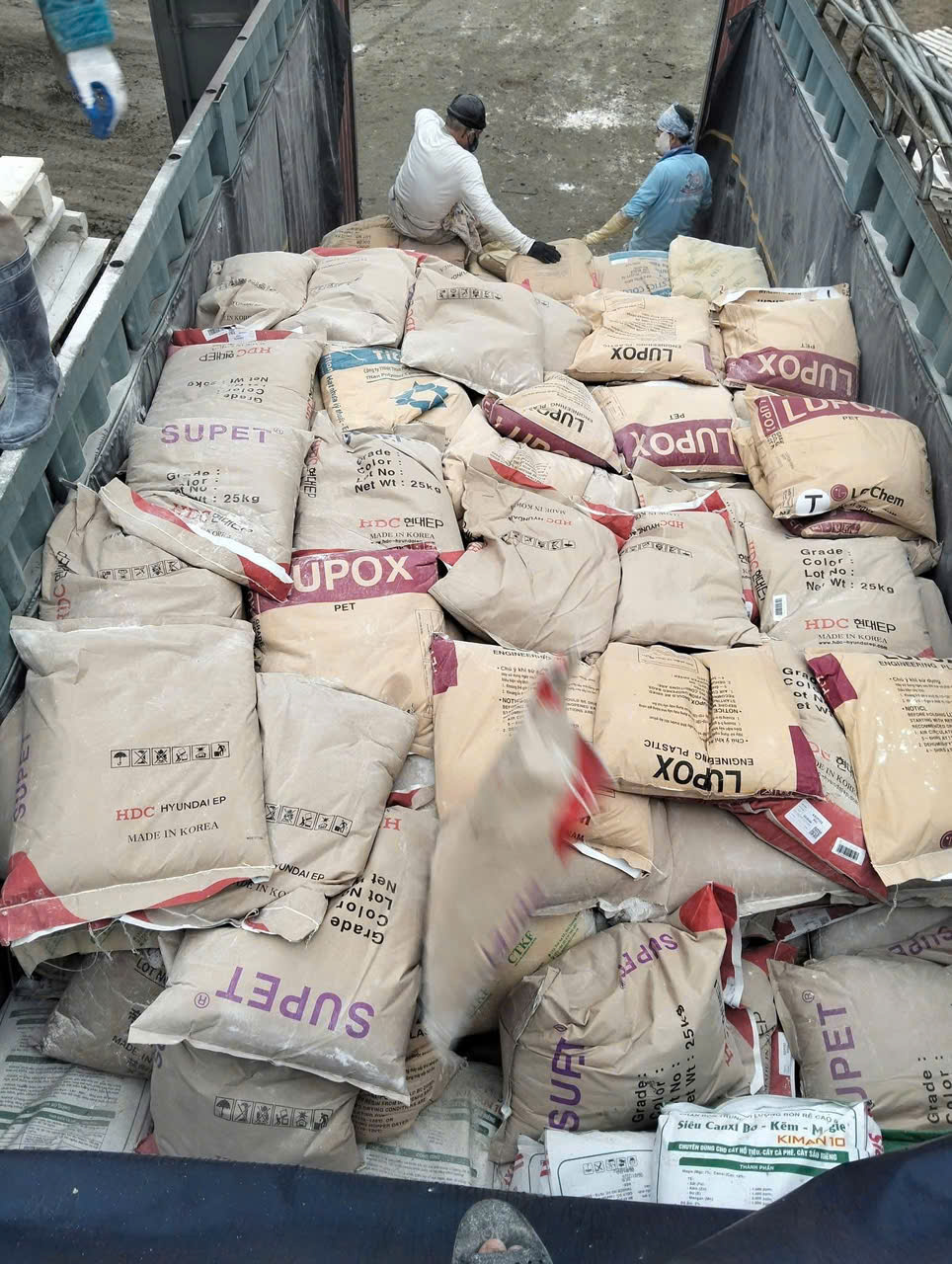 Container cắt nóc open top cho phép xếp dỡ hàng hóa từ trên xuống bằng cẩu, linh hoạt với hàng cồng kềnh quá khổ, tiết kiệm thời gian bốc xếp, an toàn toàn trình Container-cat-noc