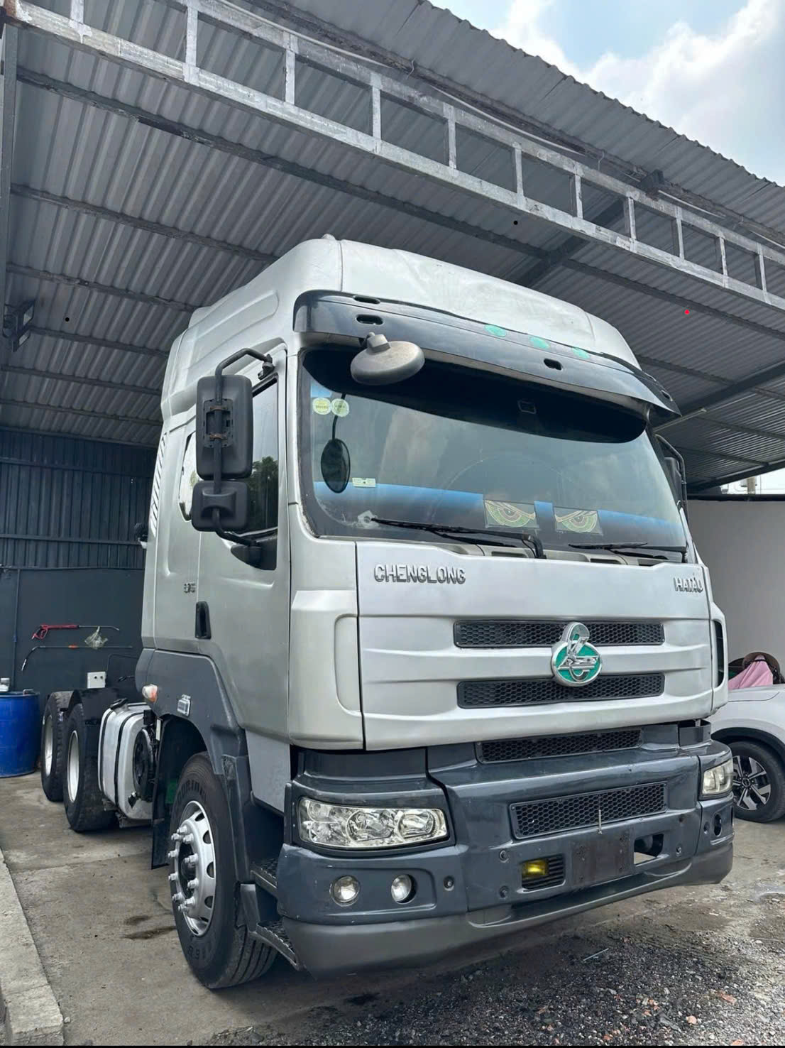 Xe đầu kéo container chở hàng Đà Nẵng chuyên nghiệp, hàng hóa niêm phong kẹp chì, bảo hiểm đầy đủ, giao nhận tận kho khu công nghiệp cảng Tiên Sa Đà Nẵng Cho-thue-xe-dau-keo-Container-cho-hang-di-Da-Nang