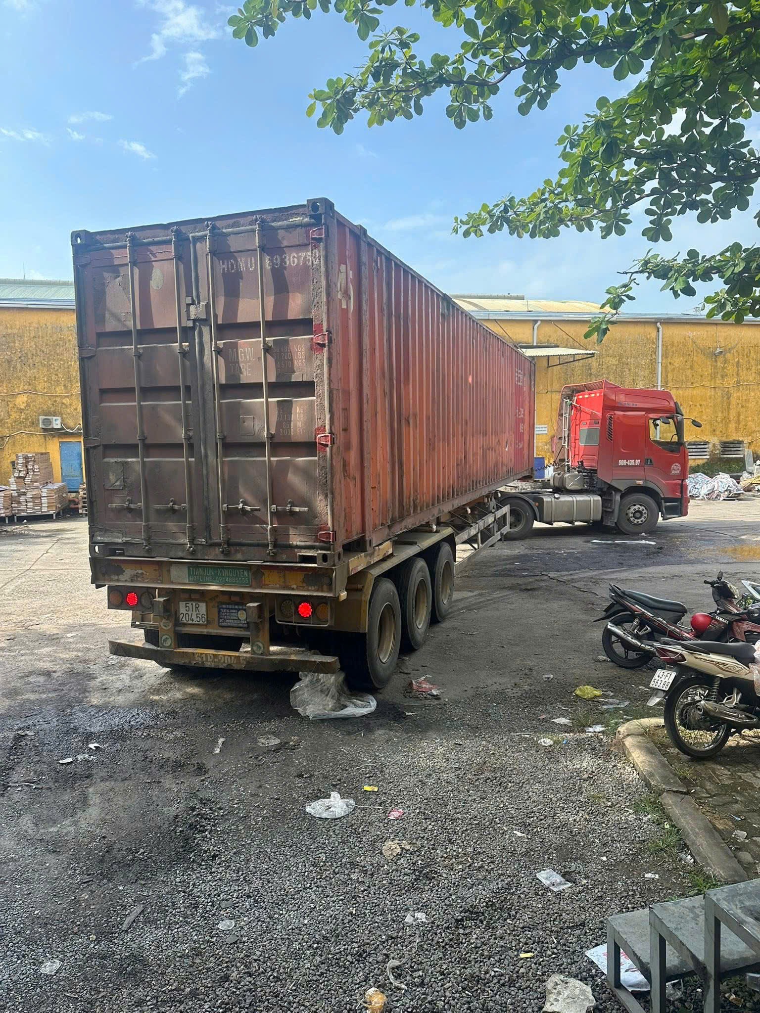 Dịch vụ cho thuê xe container 40 feet chuyên chở hàng cồng kềnh, máy móc, vật liệu công trình từ Hà Nam đi Hồ Chí Minh, uy tín, an toàn, đúng tiến độ, giá cạnh tranh. Xe-Container-40-Feet