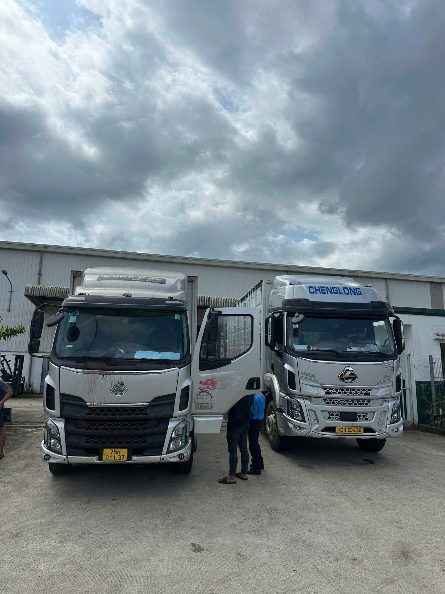 Dịch vụ cho thuê xe đầu kéo container Trọng Tấn chuyên vận chuyển hàng công nghiệp từ Vĩnh Phúc đi Hà Tĩnh, đảm bảo lộ trình an toàn, thủ tục vào Formosa nhanh chóng và đúng hạn. Xe-dau-keo-container-van-chuyen-hang-cong-nghiep-Vinh-Phuc-di-Ha-Tinh