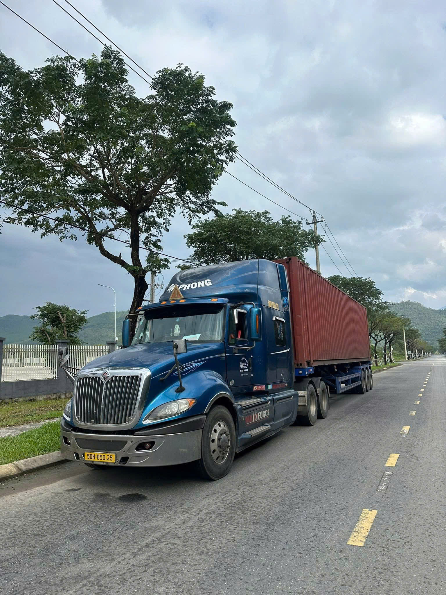 Dịch vụ thuê xe đầu kéo container vận chuyển hàng từ Hà Nam đi Tây Ninh giá rẻ đảm bảo an toàn hàng hóa giao đúng tiến độ hỗ trợ tận nơi chuyên nghiệp Dich-vu-cho-thue-xe-dau-keo-Container-cho-hang-di-Tay-Ninh