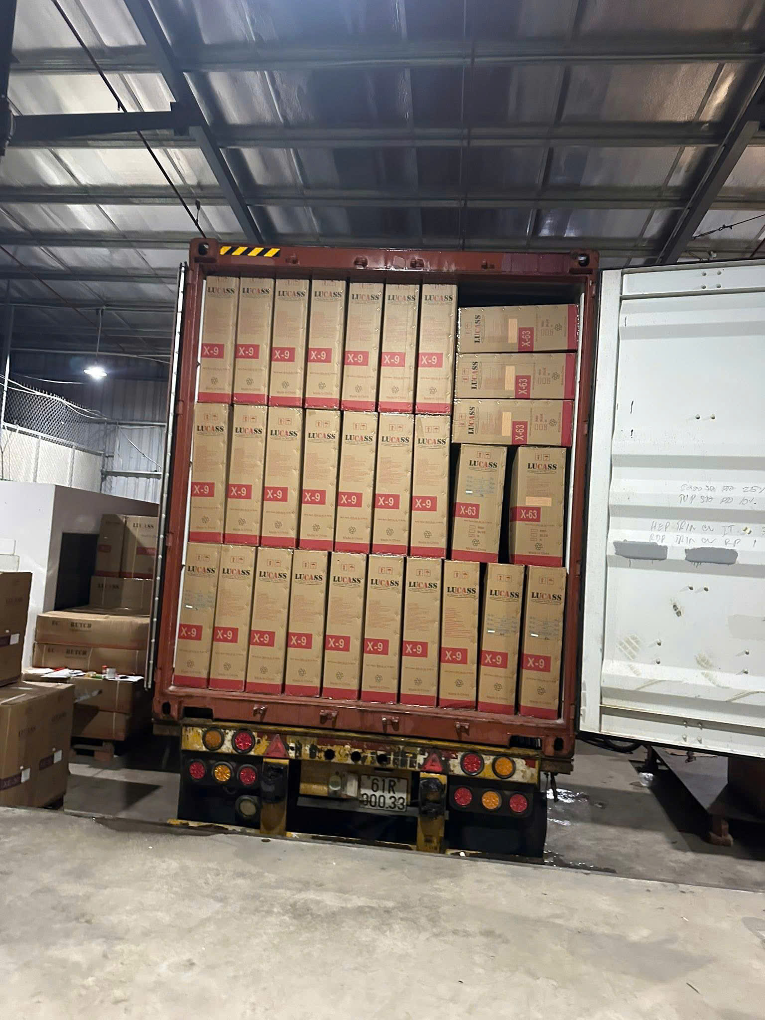 Dịch vụ vận chuyển hàng xuất khẩu sang Campuchia bằng xe đầu kéo container, đảm bảo an toàn, đúng tiến độ, trọn gói, chuyên nghiệp, phù hợp hàng nặng và cồng kềnh Van-chuyen-hang-xuat-khau-sang-Campuchia-an-toan