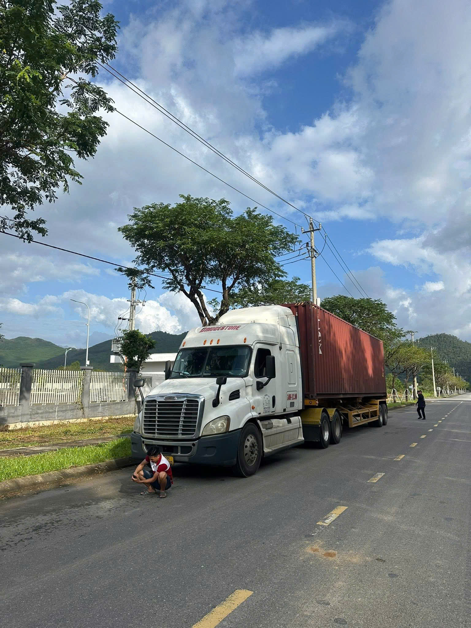 Cho thuê xe đầu kéo container vận chuyển hàng hóa từ Hà Nam đi Vũng Tàu, an toàn, đúng tiến độ, trọn gói, giá tốt, chuyên nghiệp, phù hợp mọi loại hàng nặng và cồng kềnh Dich-vu-cho-thue-xe-dau-keo-container-cho-hang-Ha-Nam-Vung-Tau