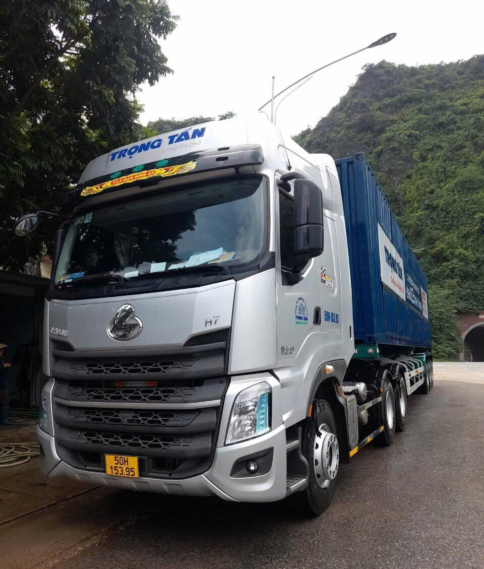 Cho thuê xe đầu kéo container chở hàng hai chiều giúp tối ưu chi phí vận chuyển luôn sẵn xe giao nhận nhanh chóng đảm bảo an toàn hàng hóa đúng tiến độ Dich-vu-cho-thue-xe-dau-keo-container-van-chuyen-hai-chieu-tiet-kiem-chi-phi