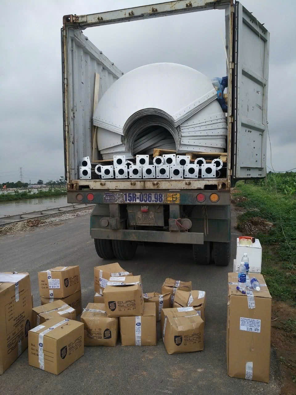 Vận chuyển vật liệu xây dựng bằng xe container đảm bảo an toàn hàng hóa như sắt thép xi măng luôn sẵn xe giao nhận nhanh chóng đúng tiến độ Van-chuyen-hang-vat-lieu-xay-dung-an-toan-nhanh-chong