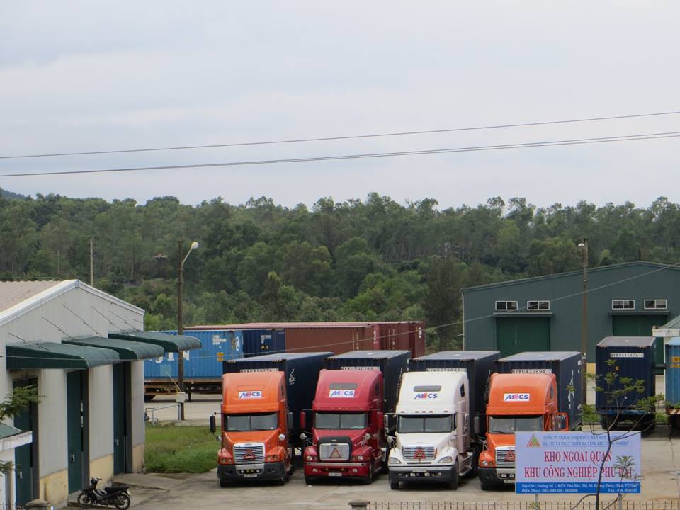 Dịch vụ cho thuê xe đầu kéo container chuyên nghiệp tuyến Vĩnh Phúc đi Huế với đội ngũ xe hùng hậu hiện đại sẵn sàng đáp ứng mọi nhu cầu vận tải hàng hóa công nghiệp nặng. cho-thue-xe-dau-keo-container-vinh-phuc-di-hue