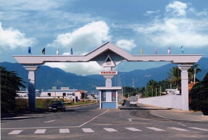 Dịch vụ cho thuê xe đầu kéo container chở hàng Vĩnh Phúc đi Nha Trang thực hiện quy trình giao nhận linh kiện điện tử và nguyên liệu sản xuất tận nơi tại KCN Suối Dầu. xe-container-giao-hang-kcn-suoi-dau-nha-trang