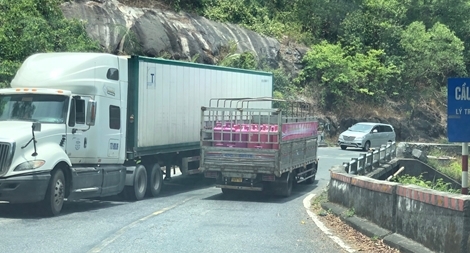 Xe đầu kéo container vận tải tuyến Vĩnh Phúc đi Huế đang di chuyển an toàn qua hầm Hải Vân giúp rút ngắn thời gian giao hàng và đảm bảo an toàn cho hàng hóa. xe-dau-keo-vinh-phuc-hue-qua-ham-hai-van