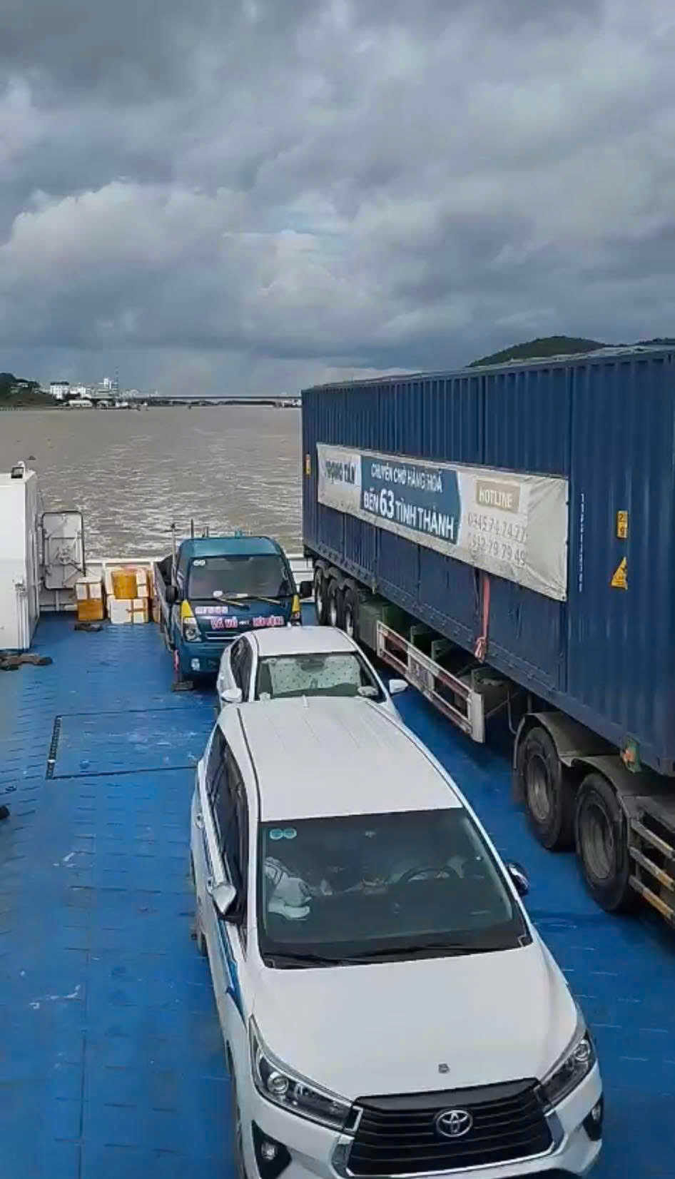 Mô hình logistics kết hợp: xe đầu kéo container chở hàng Hà Nam đi Vĩnh Long giao hàng tại cảng để sà lan tiếp quản phân phối vào vùng sâu vùng xa. Xe-Container-dang-tra-hang-tai-mot-ben-cang-song-o-vinh-long