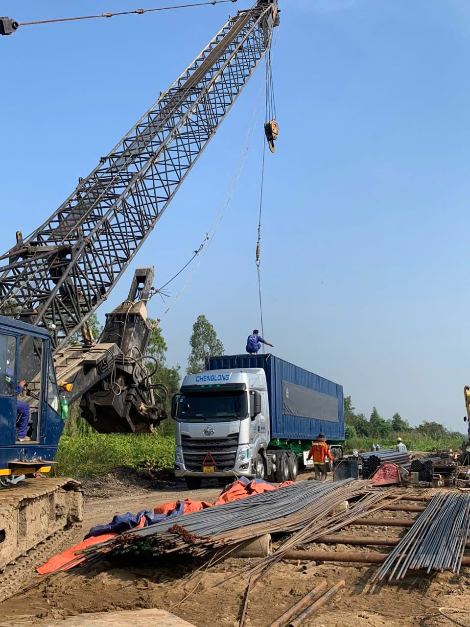 Dịch vụ cho thuê xe đầu kéo container chở hàng Hà Nam đi Vĩnh Long hỗ trợ giao nhận tận kho bãi, giúp doanh nghiệp tối ưu chi phí lưu kho và phân phối nội vùng. Cho-thue-xe-dau-keo-container-cho-hang-ha-nam-di-vinh-long