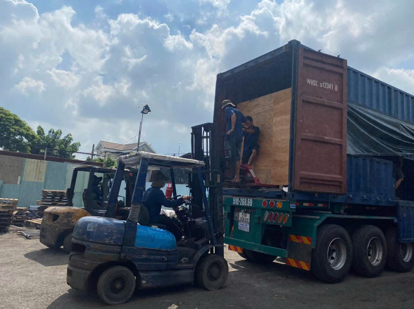 Xe đầu kéo container 40 feet đang bốc xếp hàng linh kiện điện tử tại Vĩnh Phúc chuẩn bị hành trình đi Quảng Trị thông quan sang Thái Lan đảm bảo an toàn tuyệt đối hàng. xe-dau-keo-cho-linh-kien-vinh-phuc-di-quang-tri.