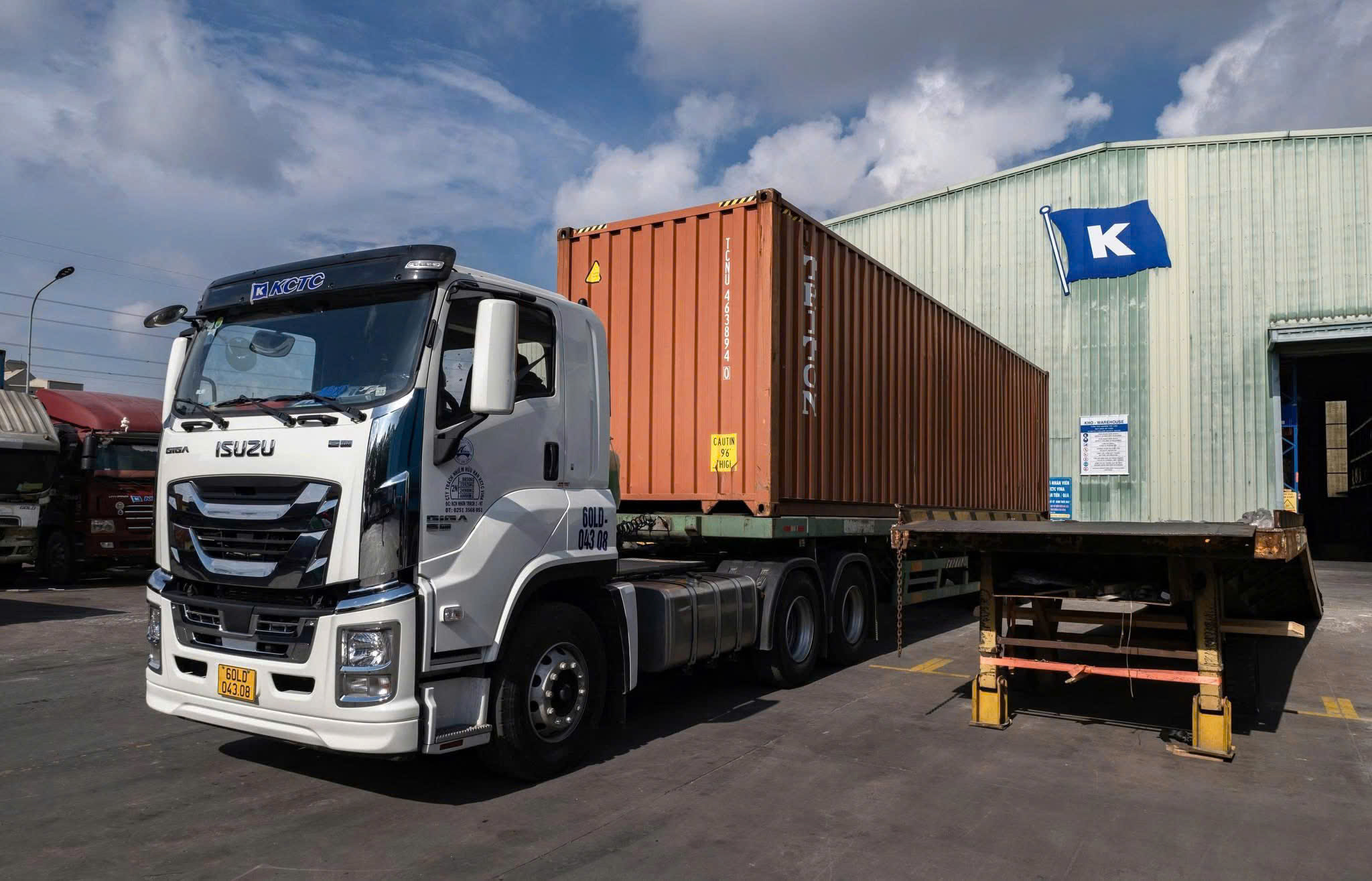 quy trình vận chuyển nhanh chóng trọn gói từ khâu bốc xếp đến giao nhận tận nơi, bảo đảm an toàn hàng hóa tuyệt đối cho khách hàng toàn quốc. Quy-trinh-van-chuyen-nhanh-chong-tron-goi-giup-toi-uu-thoi-gian-giao-nhan