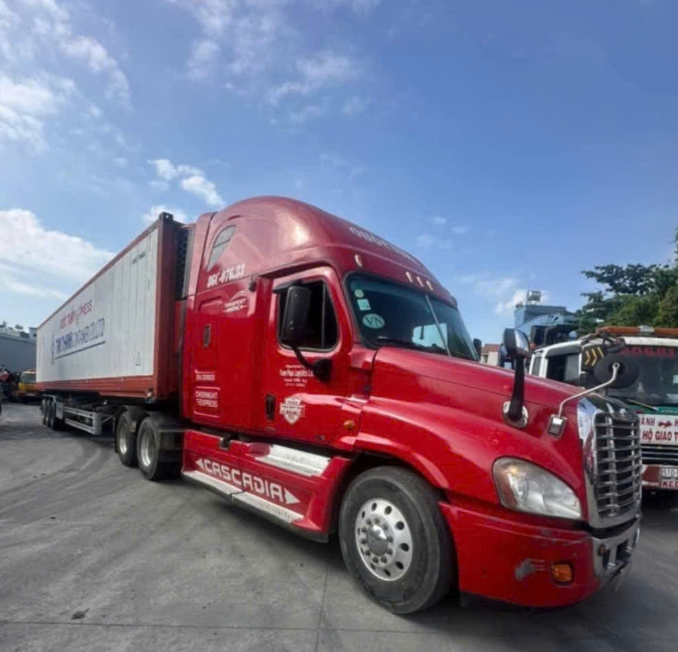 Dịch vụ cho thuê xe đầu kéo container chở hàng uy tín tuyến Quảng Nam đi Thái Bình, vận chuyển hàng hóa nhanh chóng, cam kết giao nhận tận nơi đúng tiến độ lịch trình. Xe-dau-keo-container-cho-hang-tu-quang-nam-di-thai-binh-gia-re-an-toan