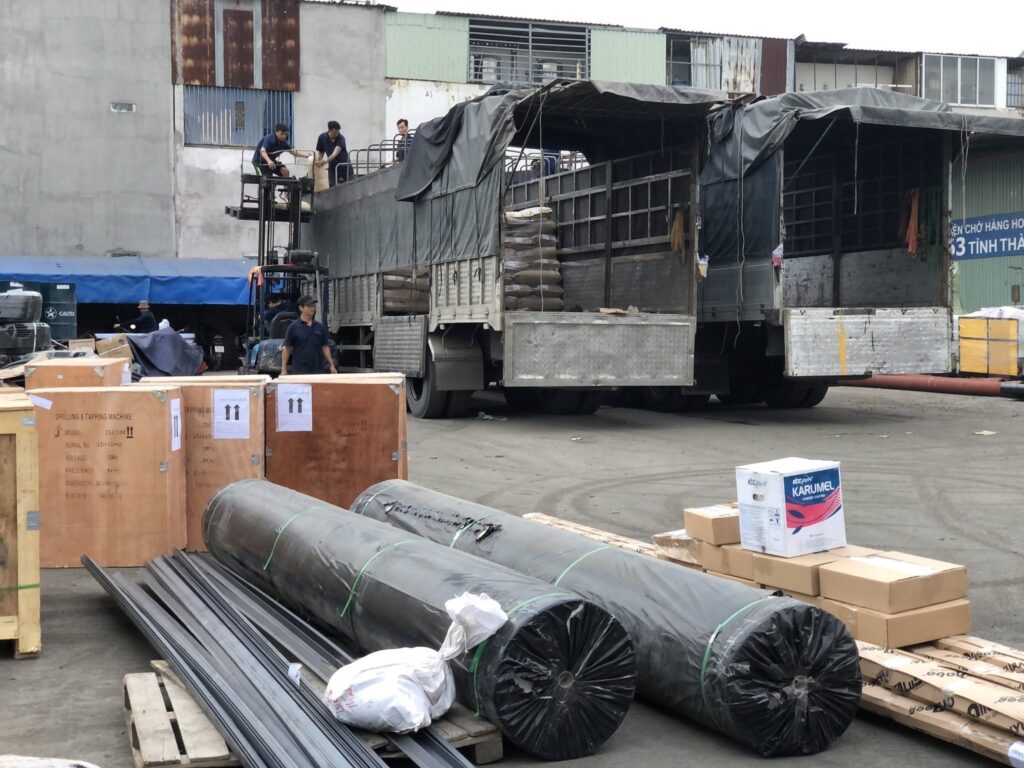 Hàng hóa được đóng kiện gỗ, sắp xếp trên pallet và chuẩn bị vận chuyển theo tiêu chuẩn an toàn, đảm bảo nguyên vẹn trong quá trình giao nhận đường dài. dong-goi-hang-hoa-tieu-chuan-truoc-van-chuyen-dong-nai-vinh-phuc