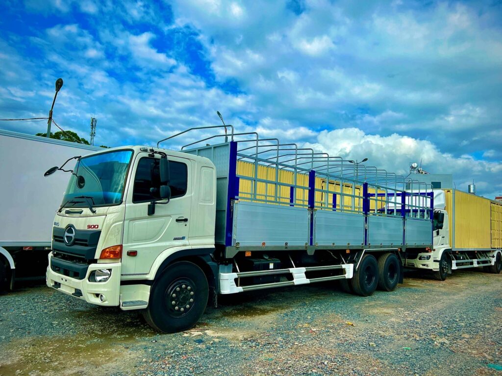 Xe tải 15 tấn mui bạt chuyên vận chuyển hàng công nghiệp, hàng tiêu dùng, vật liệu xây dựng và hàng sản xuất trên các tuyến Bắc Nam xe-tai-15-tan-mui-bat-van-chuyen-hang-hoa-duong-dai