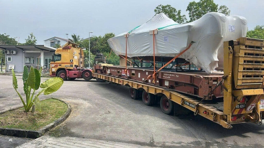 Hàng hóa quá khổ được bao bọc bằng màng co và cố định bằng dây tăng đơ, đai siết cùng hệ thống chằng buộc chuyên dụng trên mooc hang-hoa-duoc-co-dinh-bang-day-tang-do-chuyen-dung