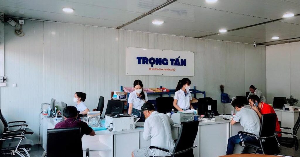 Đội ngũ tư vấn viên nhiệt tình, am hiểu nghiệp vụ vận tải, luôn sẵn sàng hỗ trợ khách hàng lựa chọn phương án vận chuyển phù hợp và tiết kiệm doi-ngu-tu-van-ho-tro-nhiet-tinh-phuc-vu-khach-hang