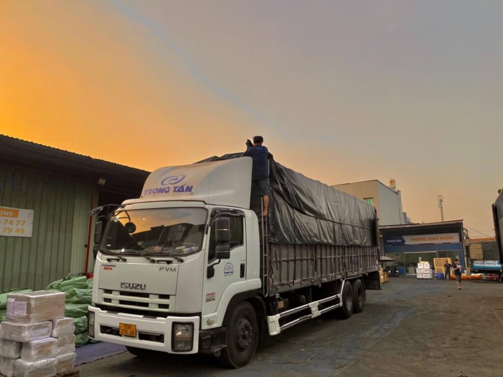 Đội xe tải 15 tấn mui bạt chuyên chạy tuyến Đồng Nai đi Nam Định hàng ngày, nhận hàng ghép, hàng nguyên chuyến và giao nhận tận nơi an toàn. xe-tai-15-tan-mui-bat-chuyen-tuyen-dong-nai-nam-dinh