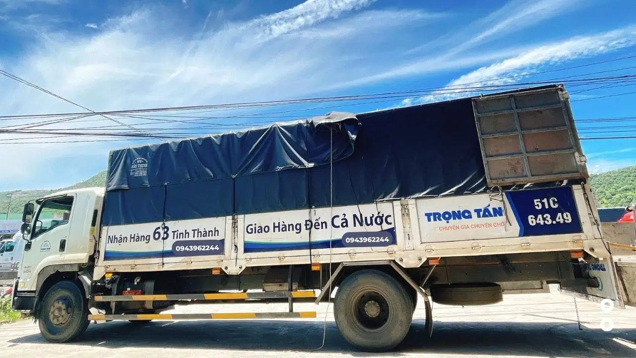 xe-tai-van-chuyen-hang-tren-tuyen-duong-giao-hang-nhanh-an-toan-dung-hen