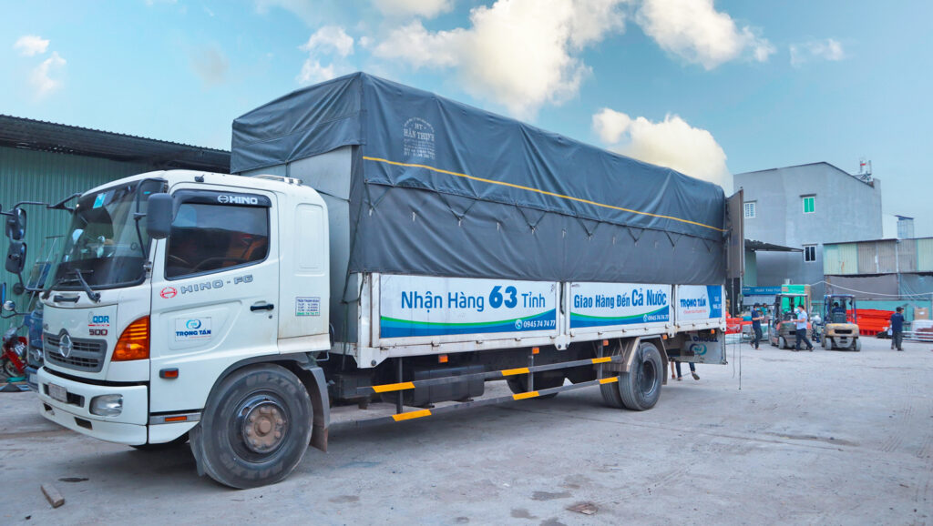 Xe tải chở hàng đi Quảng Ninh chuyên vận chuyển hàng công nghiệp, hàng sản xuất, vật liệu xây dựng và hàng tiêu dùng an toàn, đúng tiến độ, chi phí hợp lý xe-tai-cho-hang-di-quang-ninh-an-toan-nhanh-chong-dung-hen