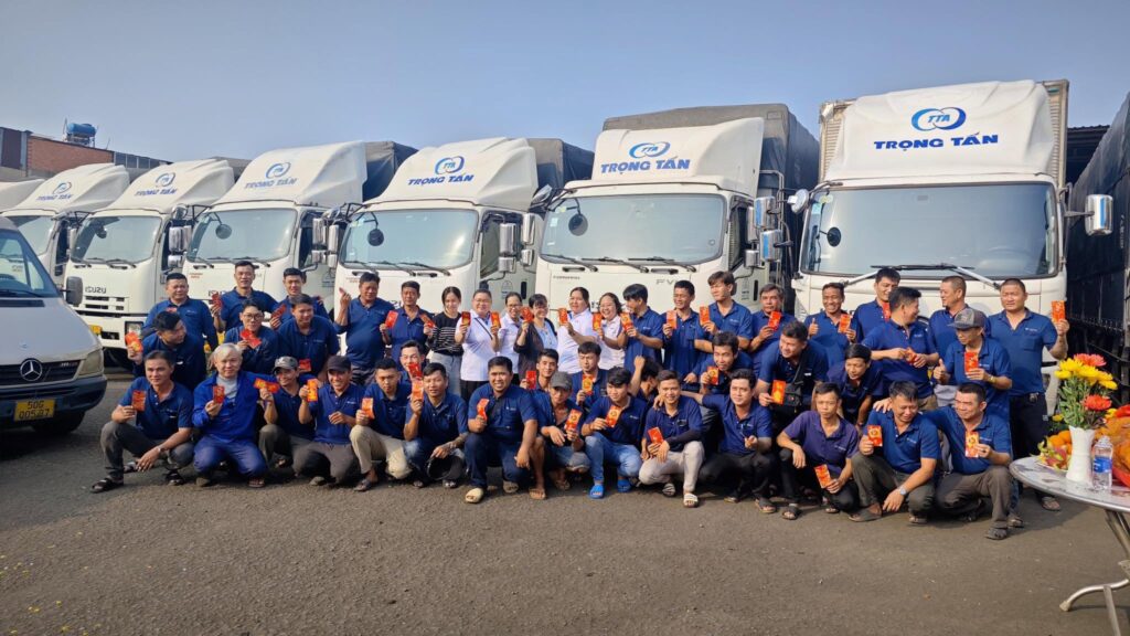 Đội ngũ tài xế chuyên nghiệp, nhiều năm kinh nghiệm vận chuyển hàng hóa đường dài, am hiểu tuyến đường, lái xe an toàn, giao nhận đúng thời gian cam kết. doi-ngu-tai-xe-chuyen-nghiep-giau-kinh-nghiem-van-chuyen-an-toan